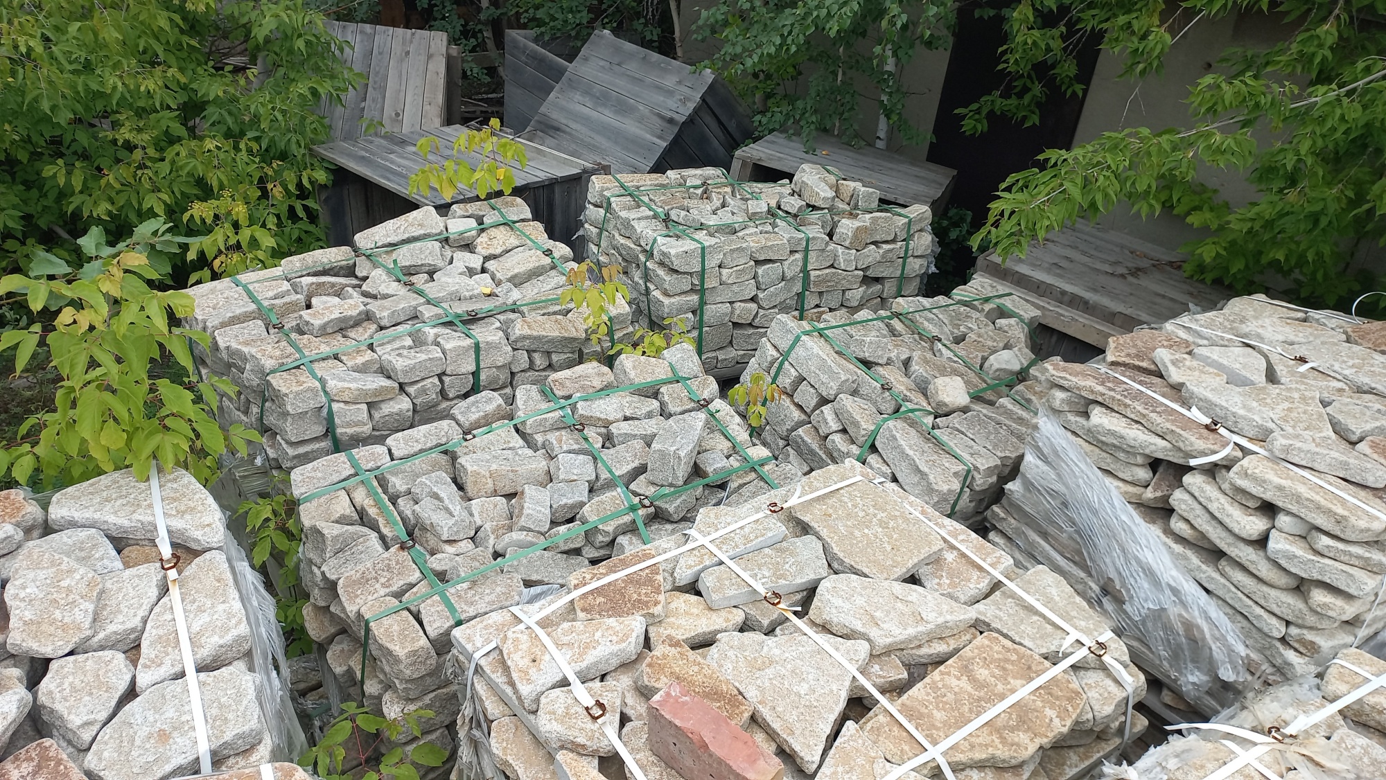 Плитняк галтованный гранитный для ландшафтного дизайна купить в Голицыно