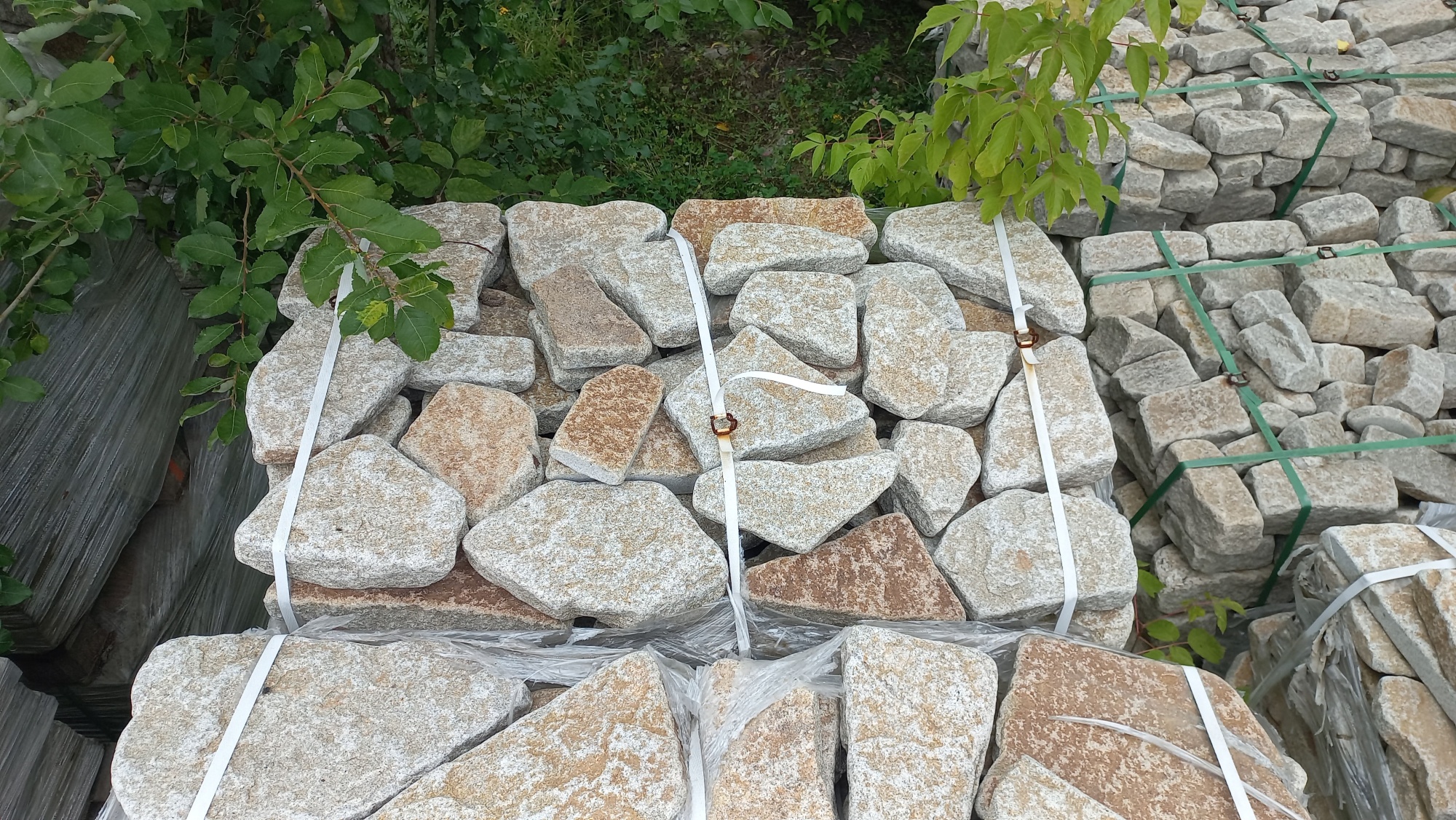 Плитняк галтованный гранитный для ландшафтного дизайна купить в Голицыно