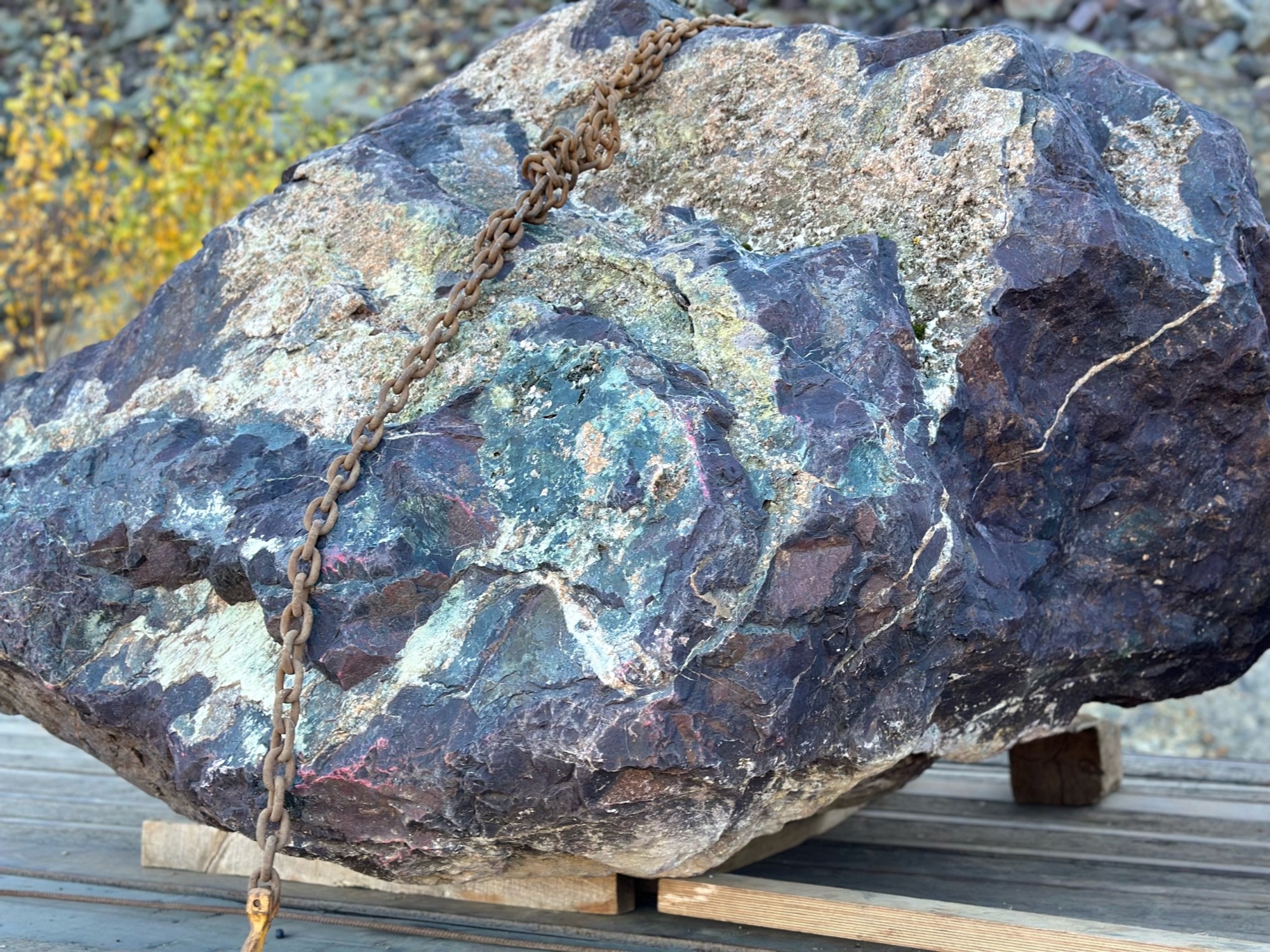 Огромные красно-фиолетовые валуны для ландшафтного дизайна весом более 5 тонн купить в Голицыно