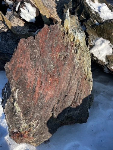 Ландшафтные глыбы красно-фиолетовые 200-1000 килограмм купить в Голицыно