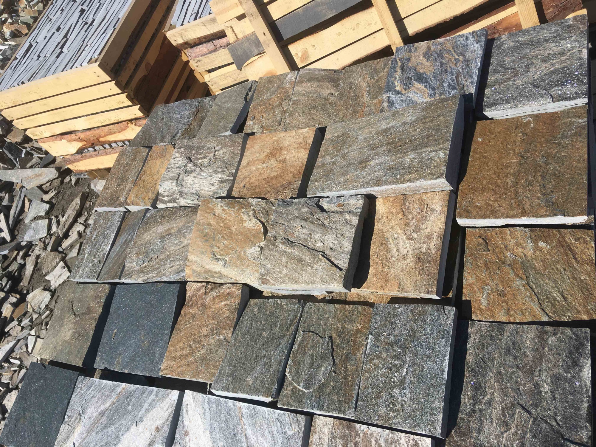 Плитка пилёная златолит Уральский для цоколя, отмостки купить в Голицыно