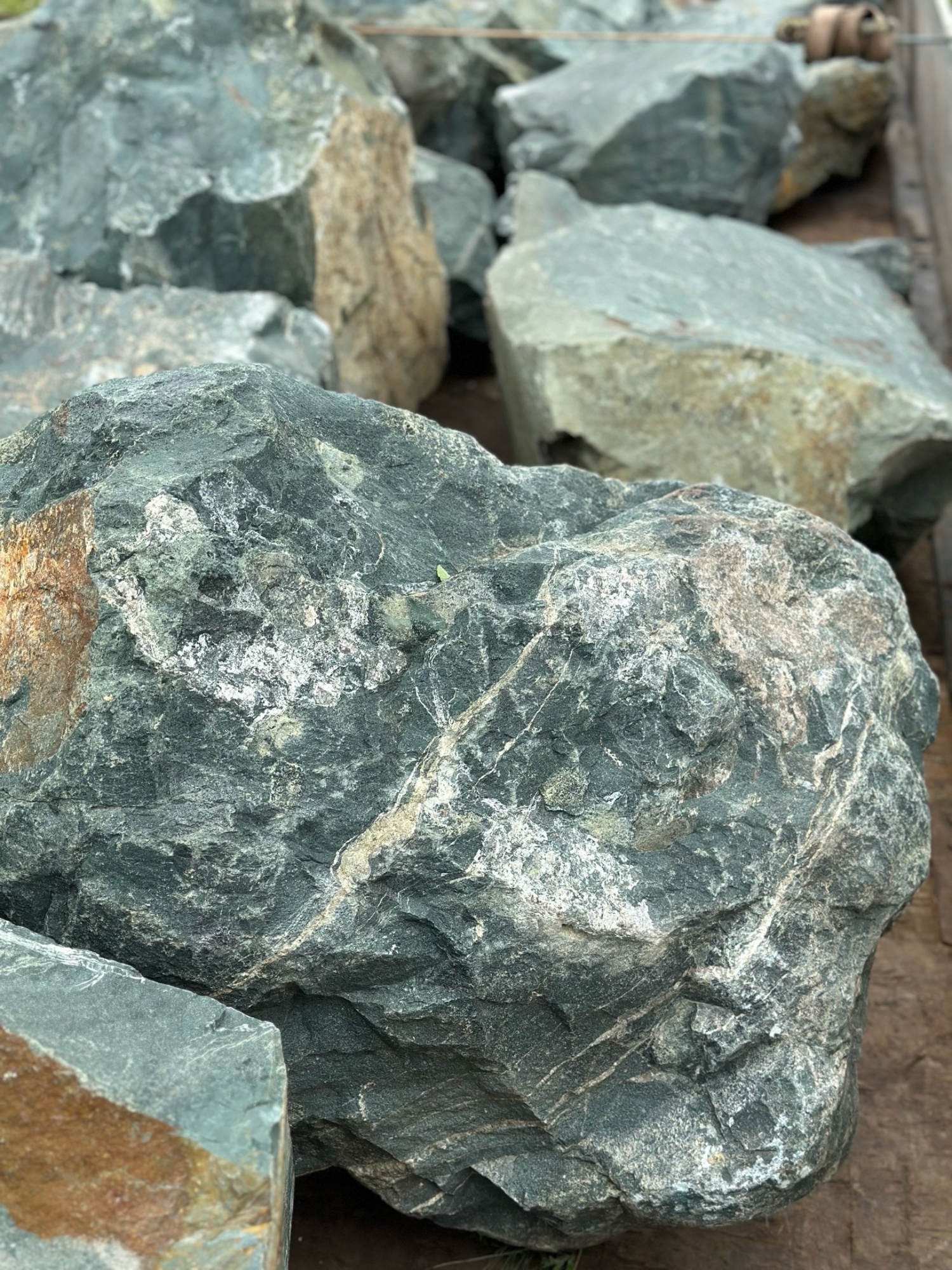 Камни для ландшафтного дизайна зелёные 10-60 килограмм купить в Голицыно