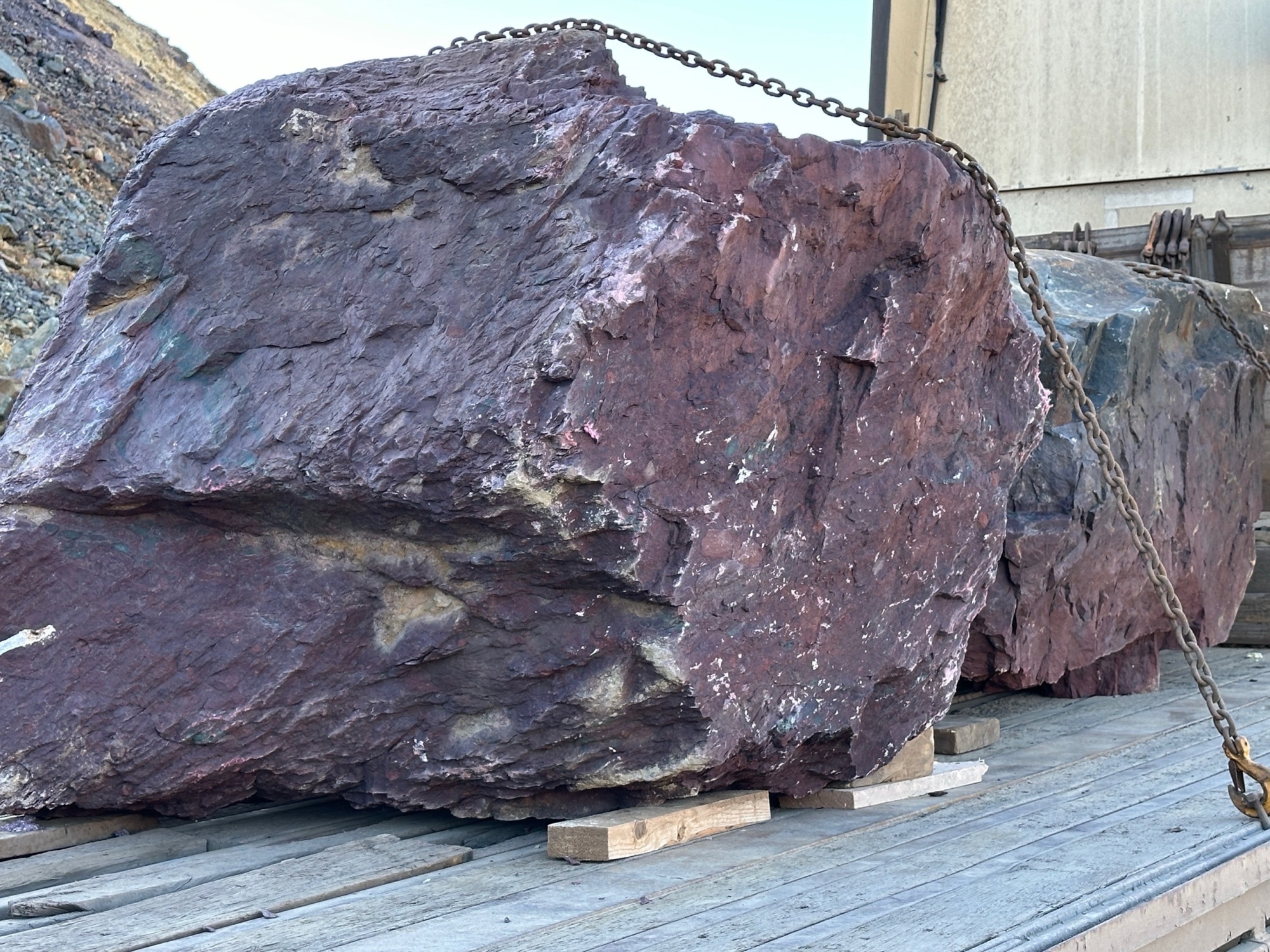 Огромные красно-фиолетовые валуны для ландшафтного дизайна весом более 5 тонн купить в Голицыно