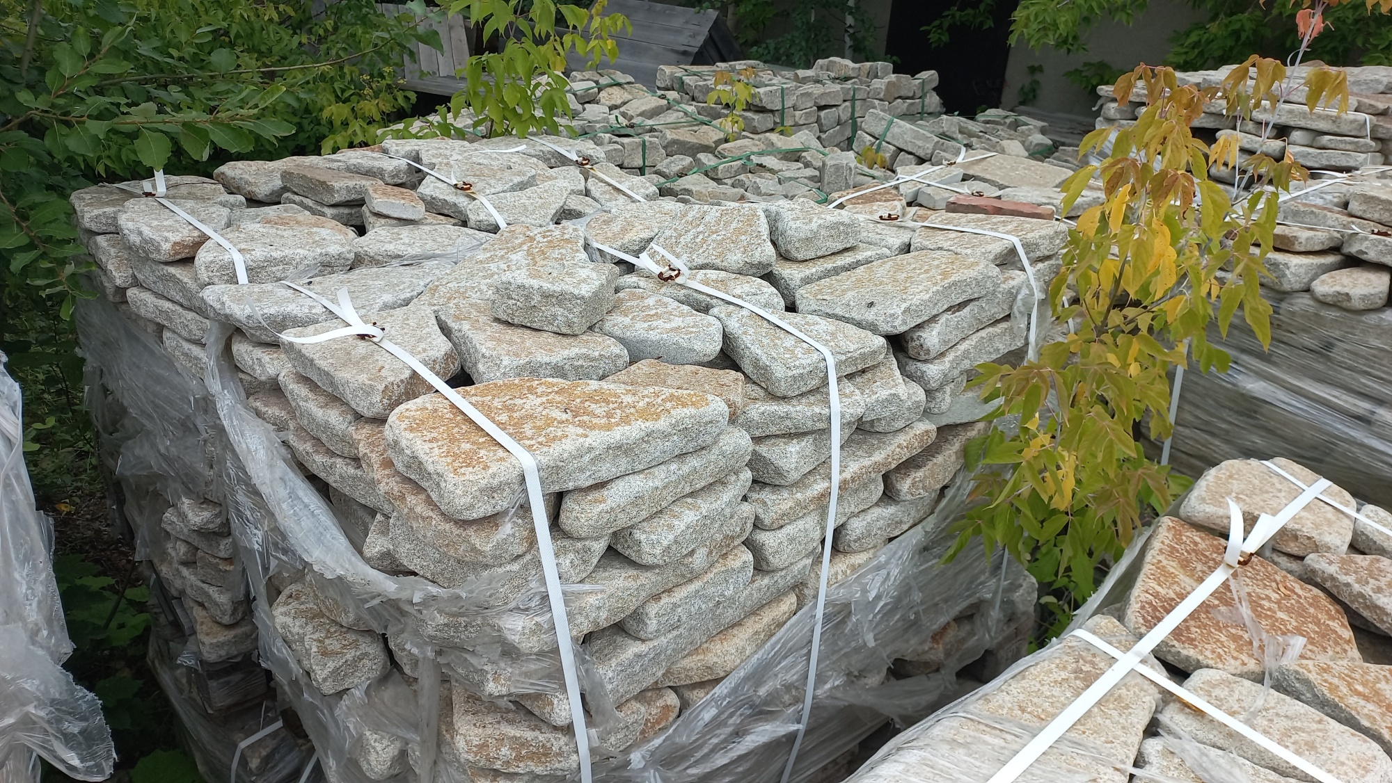 Плитняк галтованный гранитный для ландшафтного дизайна купить в Голицыно