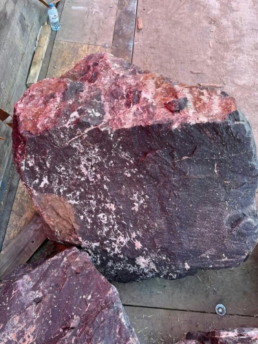 Камни для ландшафтного дизайна красно-фиолетовые 10-60 килограмм купить в Голицыно