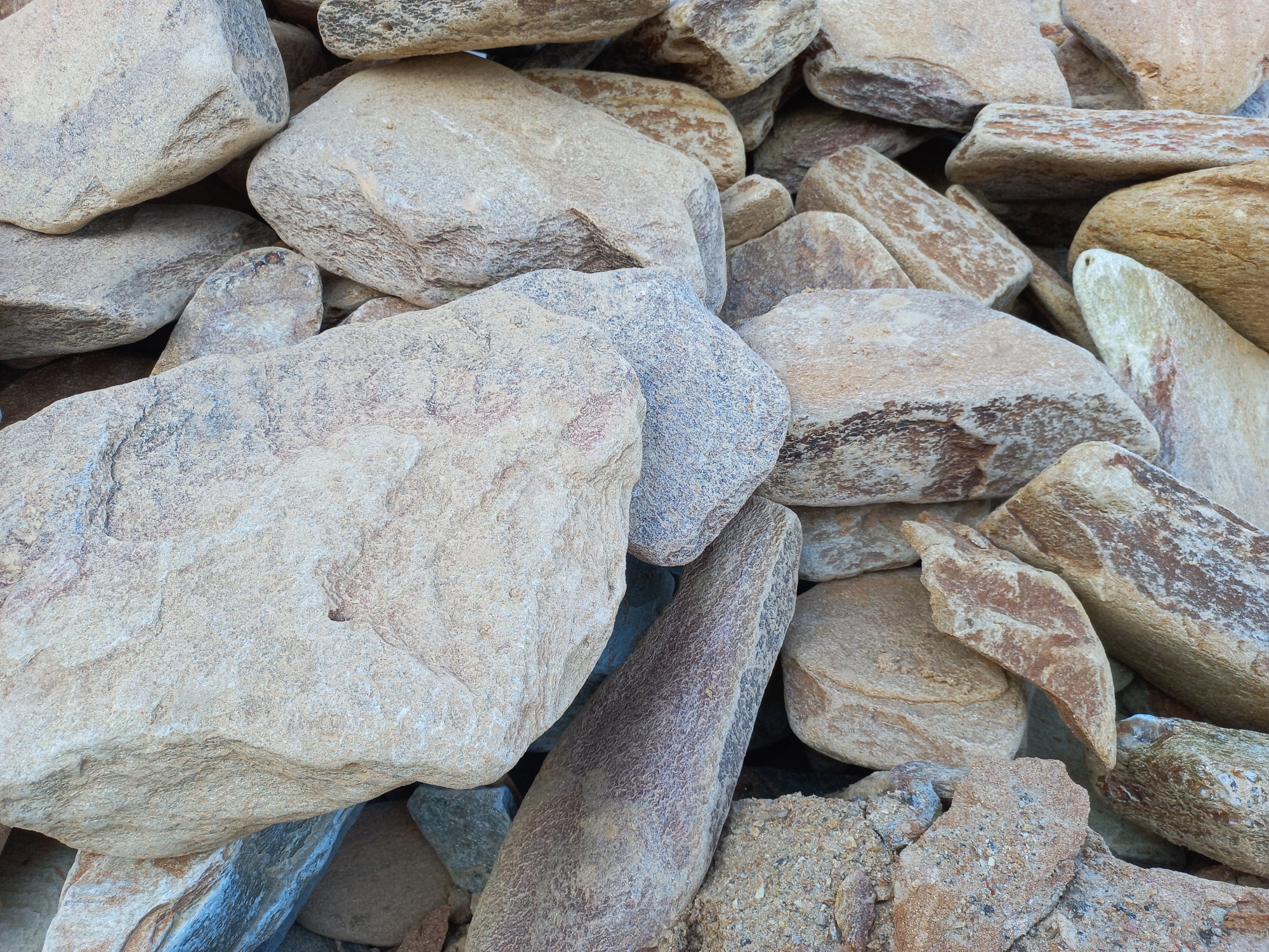 Златолит жёлтый, жёлто-зелёный глыбки и валуны для ланшафтного дизайна купить в Голицыно