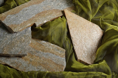 Плитняк златолит Уральский для цоколя, отмостки купить в Голицыно