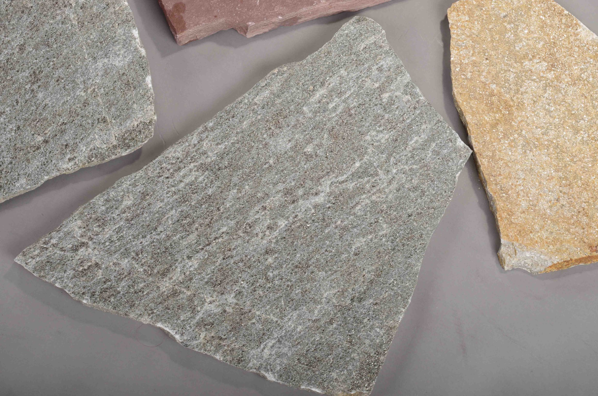 Плитняк златолит Уральский для цоколя, отмостки купить в Голицыно